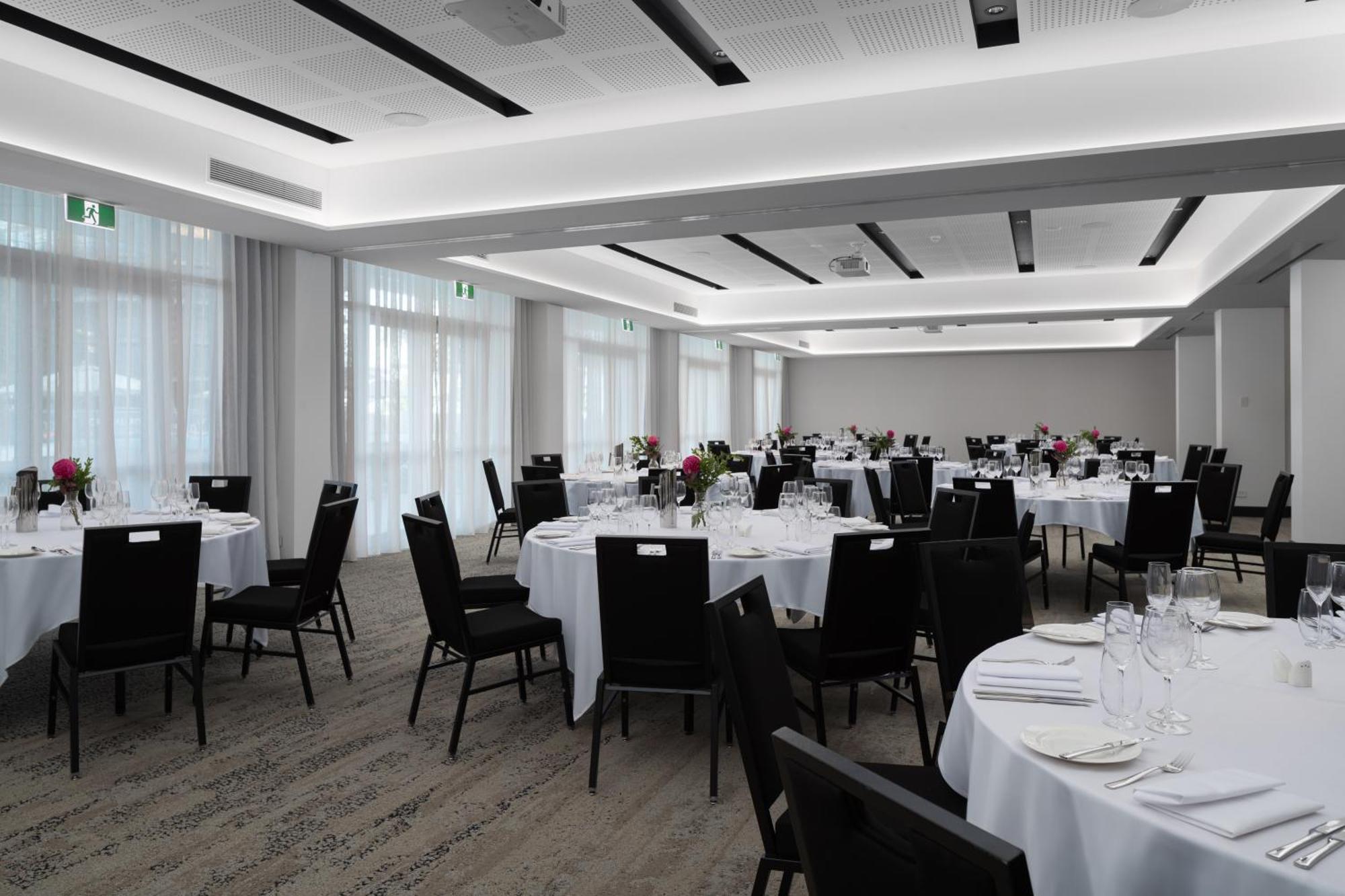 Crystalbrook Riley Otel Cairns Dış mekan fotoğraf The ballroom at the hotel