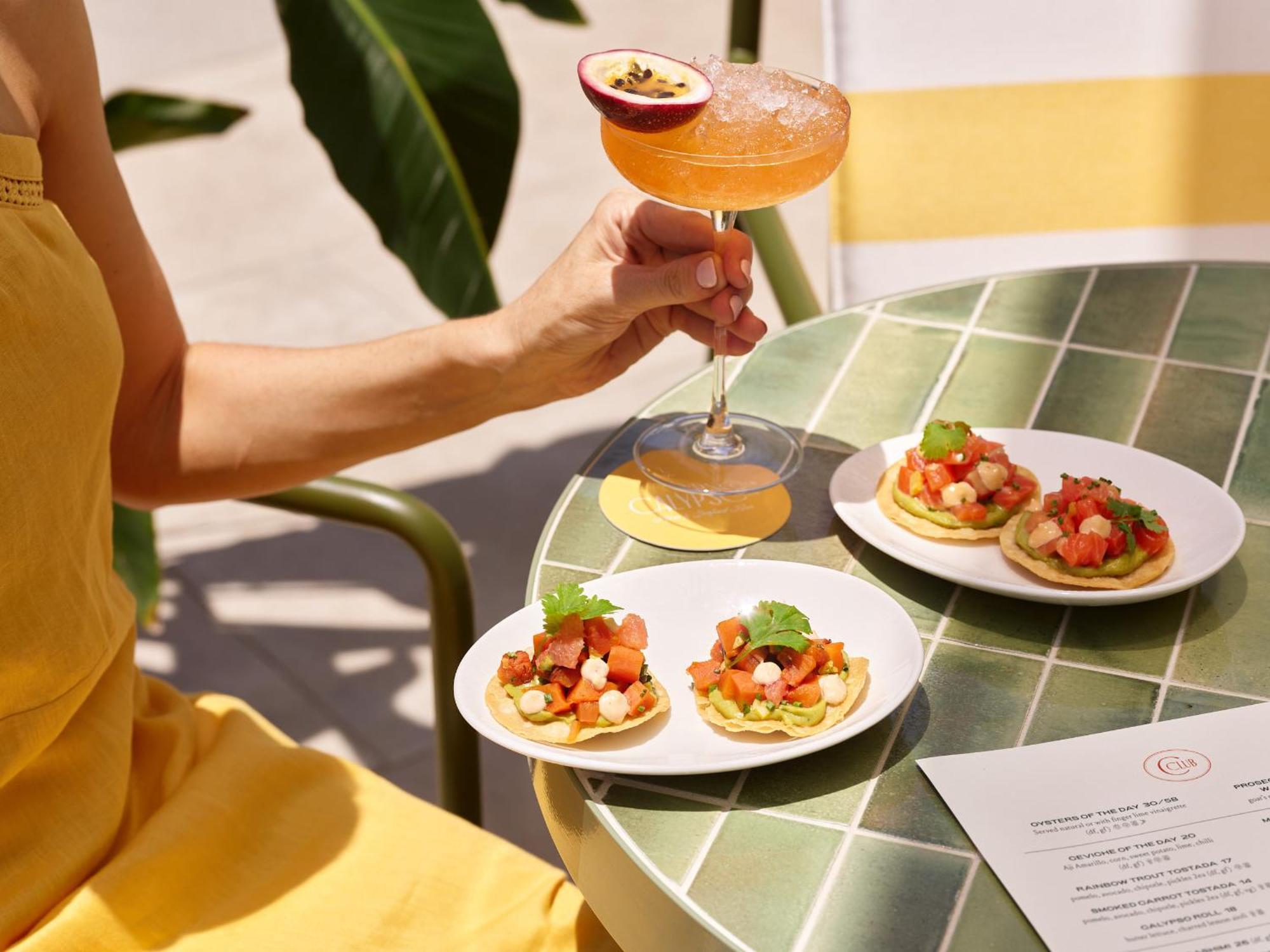 Crystalbrook Riley Otel Cairns Dış mekan fotoğraf A woman holding a cocktail at a restaurant