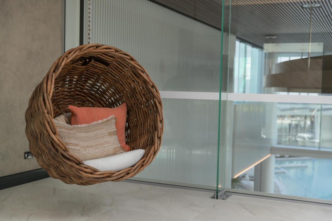 Crystalbrook Riley Otel Cairns Dış mekan fotoğraf A hanging chair