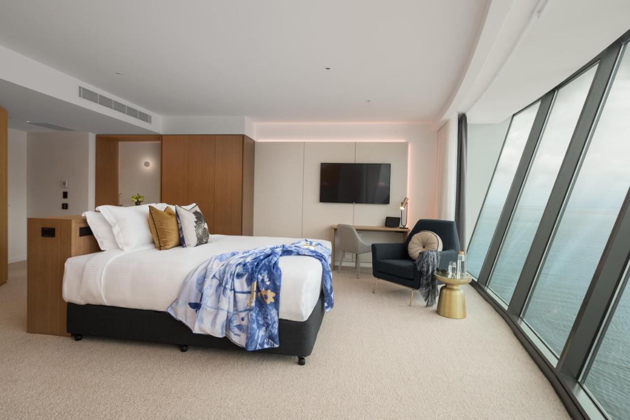 Crystalbrook Riley Otel Cairns Dış mekan fotoğraf A bedroom at the hotel