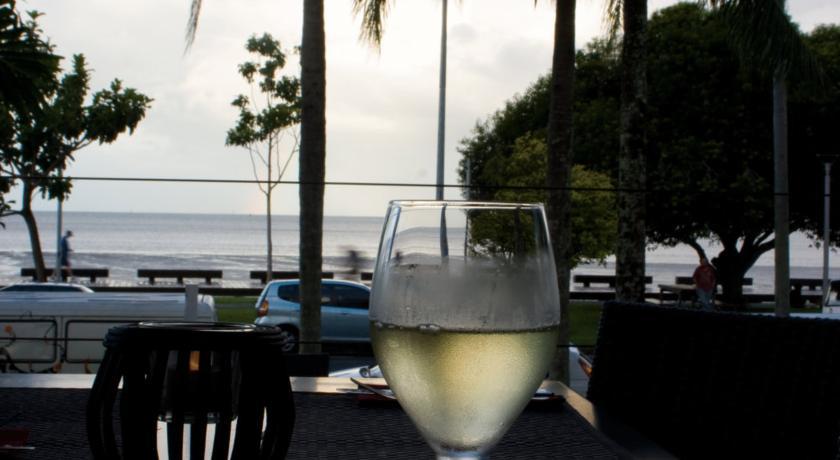 Crystalbrook Riley Otel Cairns Dış mekan fotoğraf A glass of white wine