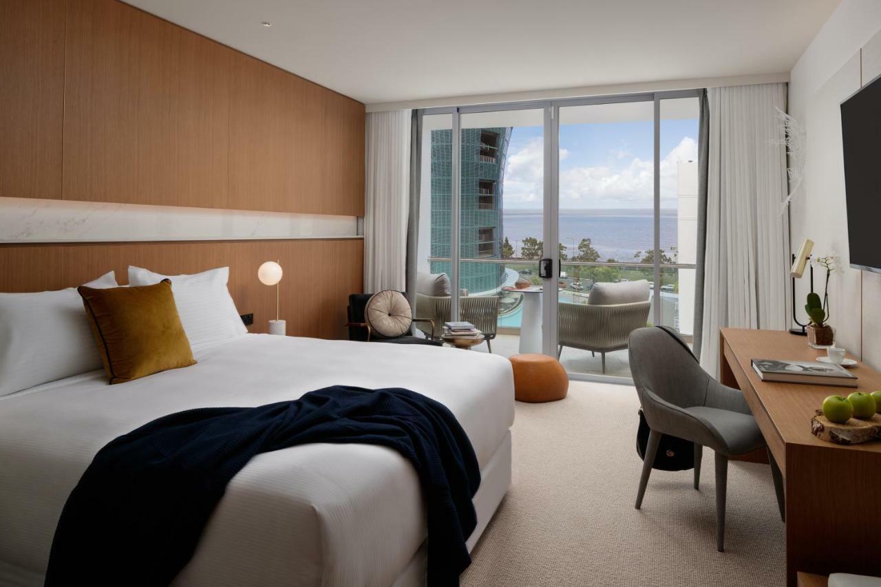 Crystalbrook Riley Otel Cairns Dış mekan fotoğraf A guest room at The Westin